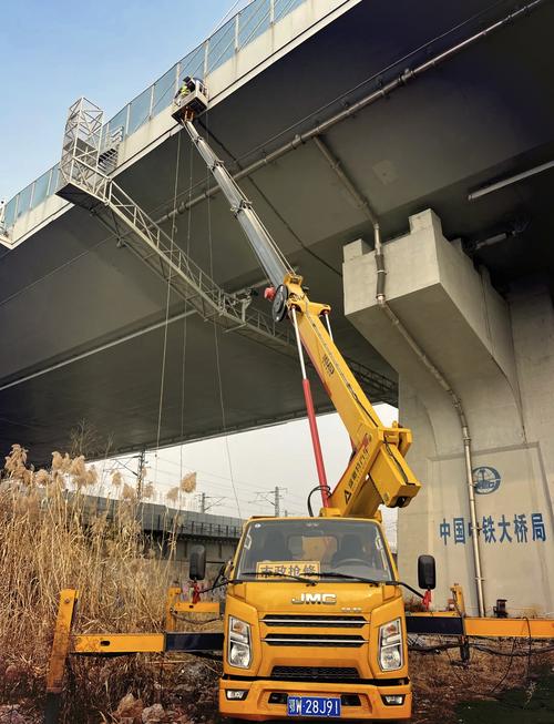 高空作業(yè)新選擇 登高車(chē)租賃與貨梯零部件制造